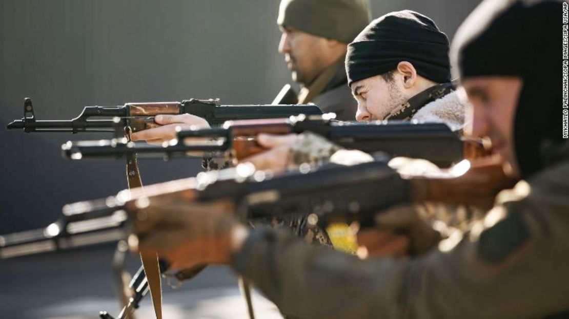 Los voluntarios se someten a un entrenamiento básico con armas cuando se unen a un batallón de defensa de Kyiv.