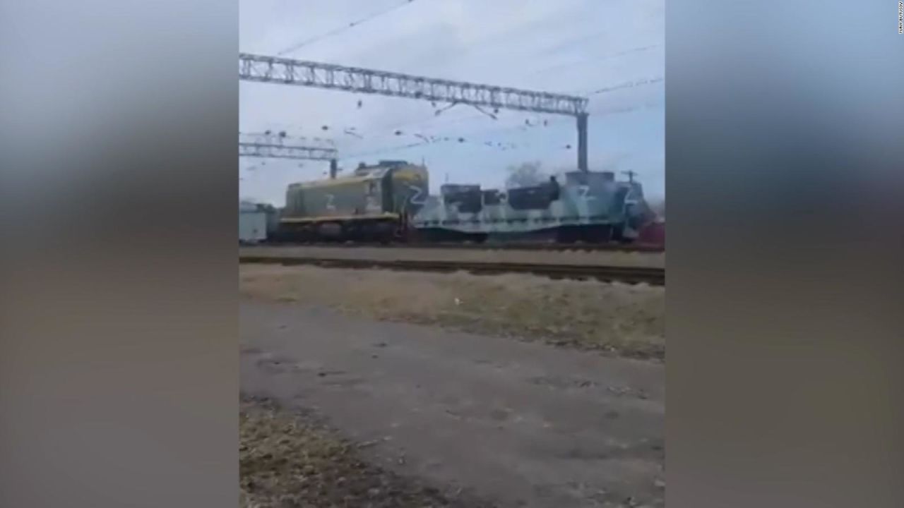 CNNE 1165994 - asi fue el traslado de un tren militar ruso hacia jerson