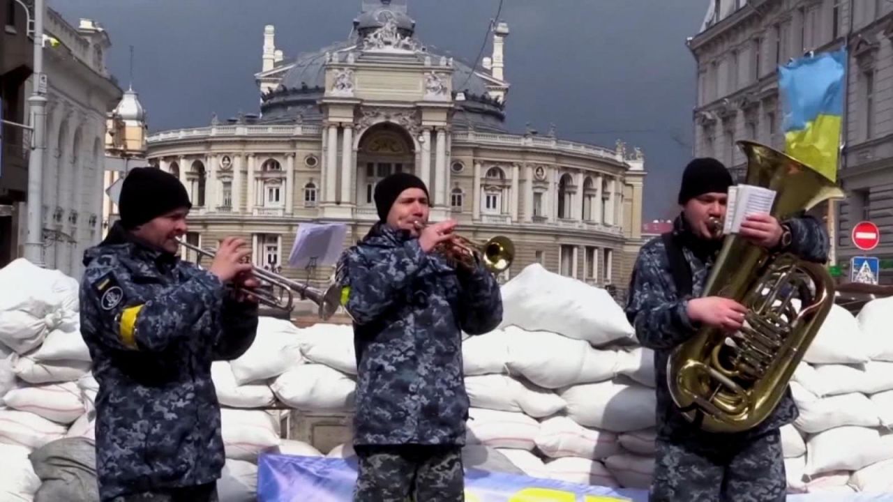 CNNE 1166254 - musica, la esperanza para muchos desde un refugio en ucrania