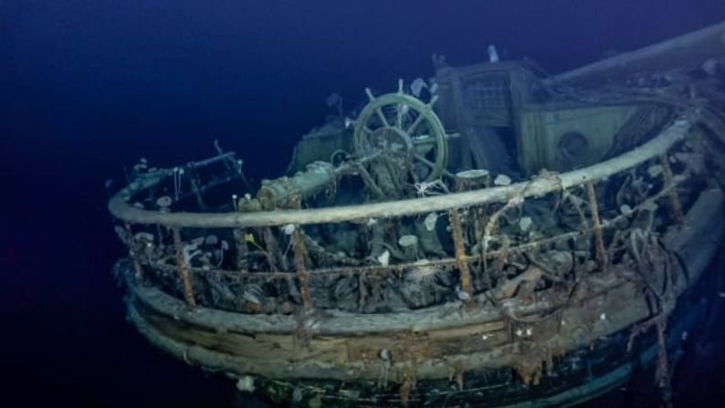 Riel y rueda del barco: el barco se encuentra en el mar de Weddell, en el Océano Austral. Crédito: Falklands Maritime Heritage Trust y National Geographic