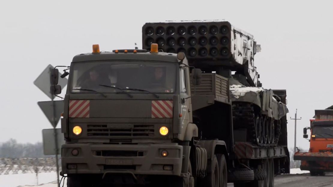 El lanzacohetes armados con ojivas termobáricas TOS-1 Buratino, montado sobre un camión en los alrededores de Belgorod, Rusia.