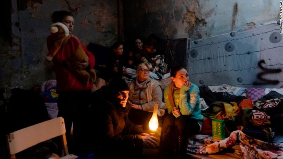 La gente se amontona en un refugio antibombas en Mariupol el domingo.