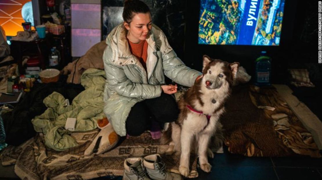 Tania Boyko, de 20 años, fotografiada con su perro Kari refugiándose en una estación de metro de Kyiv el martes.