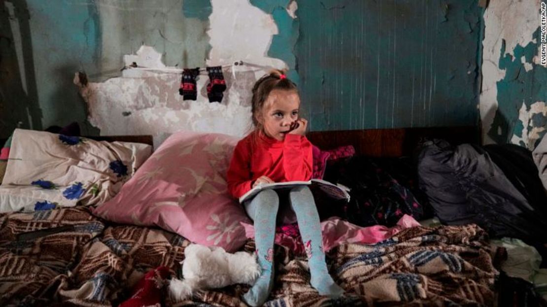 Una niña fotografiada en un refugio en Mariupol.