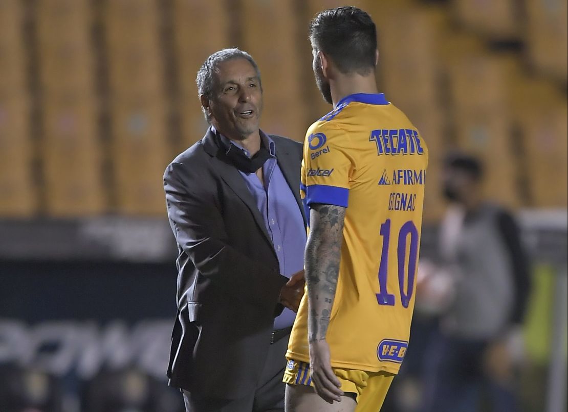 Andre-Pierre Gignac y Tomás Boy, en un encuentro del Torneo Guard1anes 2021 Liga MX el 13 de marzo de 2021 en Monterrey, México. (Foto Azael Rodriguez/Getty Images).