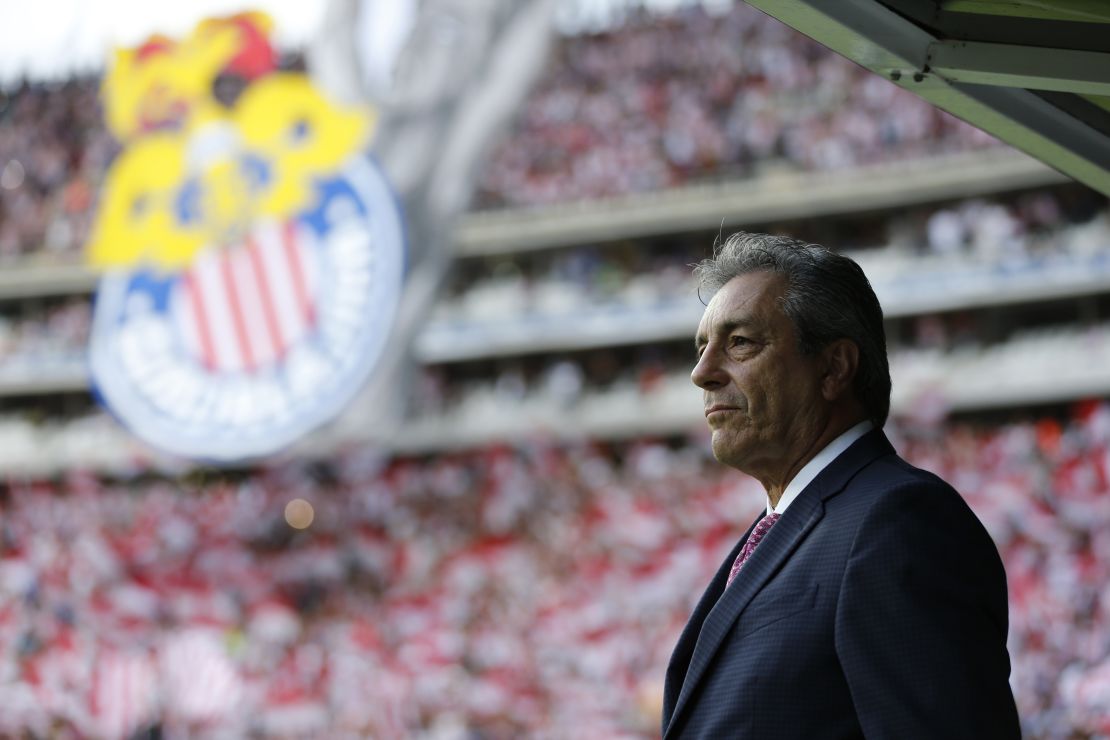 Tomás Boy dirigiendo a las Chivas en el Torneo Apertura 2019 de la Liga MX el 14 de septiembre de 2019 en Zapopan, México.