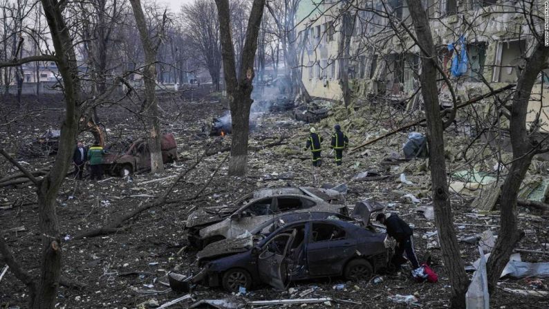 El Gobierno de Ucrania acusó este miércoles a Rusia de haber cometido "la atrocidad" de bombardear un hospital maternoinfantil en la asediada ciudad portuaria de Mariupol. (Evgeniy Maloletka/AP) →