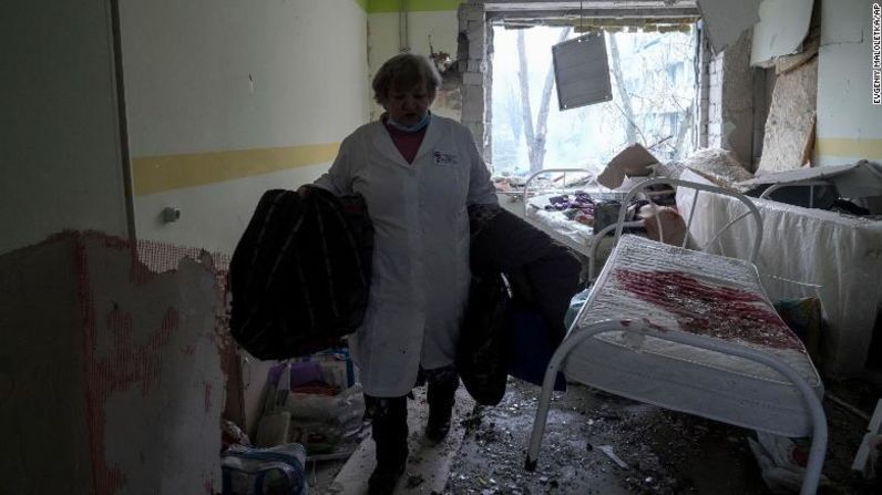 Una trabajadora médica camina dentro del hospital dañado tras el ataque ruso.