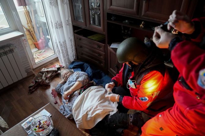 Los paramédicos atienden a una anciana herida por bombardeos antes de trasladarla a un hospital en Mariupol el 2 de marzo.