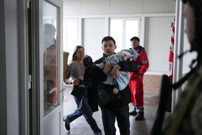 Marina Yatsko corre detrás de su novio, Fedor, al llegar al hospital con su hijo de 18 meses, Kirill, que resultó herido por los bombardeos en Mariupol, Ucrania, el viernes 4 de marzo. Los trabajadores médicos trataron desesperadamente de salvar la vida del niño, pero no sobrevivió.