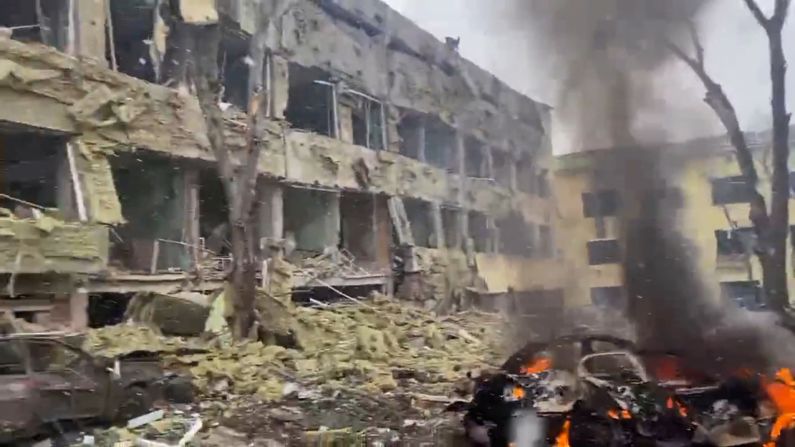 Al menos 17 personas resultaron heridas, entre madres y personal, como consecuencia del ataque ruso al hospital de maternidad de Mariupol, según reportes preliminares de la policía de Donetsk. En la imagen se observa un vehículo en llamas en la zona del hospital.