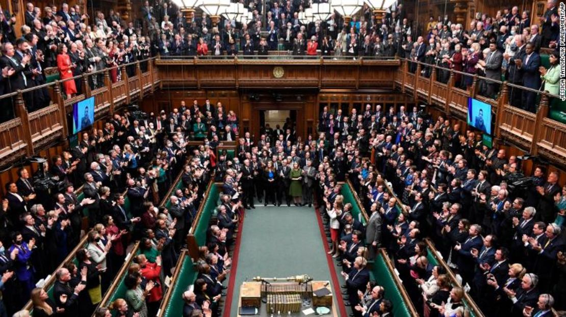 El presidente de Ucrania Volodymyr Zelenskyy recibe una ovación de los legisladores británicos en la Cámara de los Comunes, en Londres.
