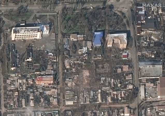 En una zona residencial en el centro de Mariupol, varias casas sufrieron daños y al menos dos quedaron completamente destruidas por los ataques rusos. La imagen de satélite fue tomada el 9 de marzo de 2022.