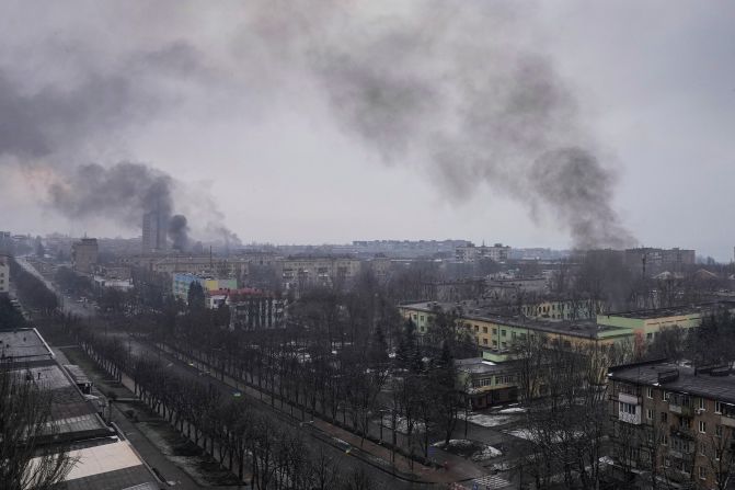 El humo se eleva después del bombardeo en Mariupol el 9 de marzo.