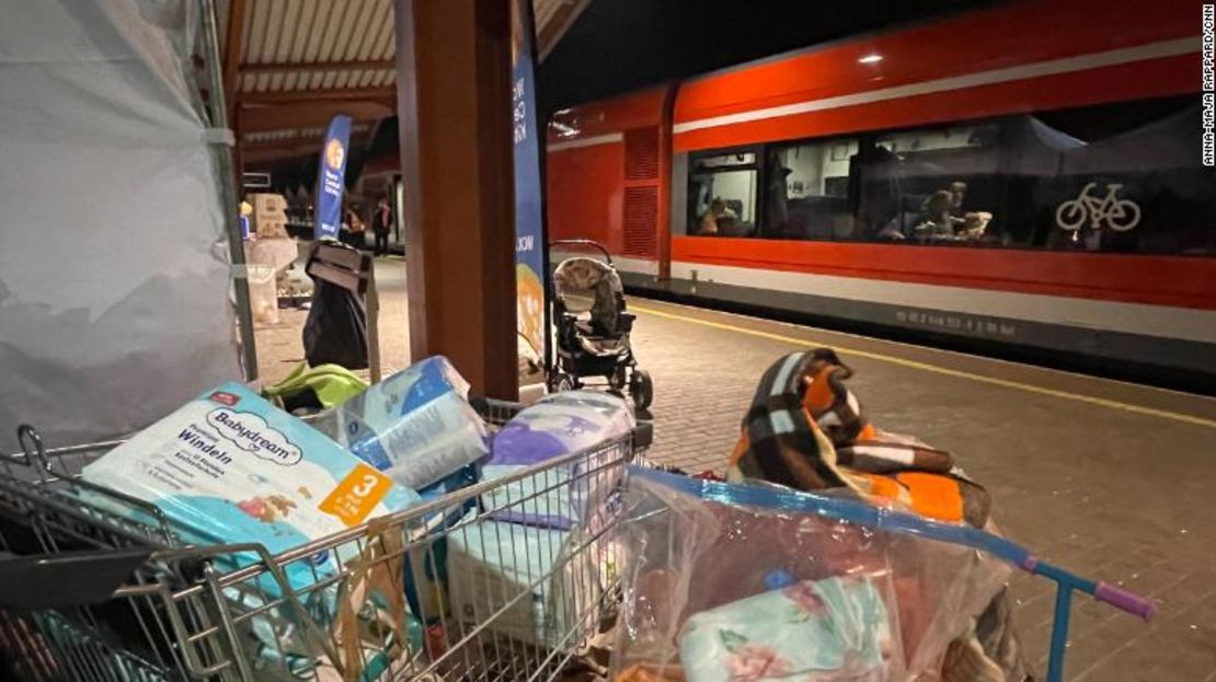 Los ciudadanos polacos dejaron carritos de la compra llenos de pañales en el andén de la estación de tren de Przemyśl.