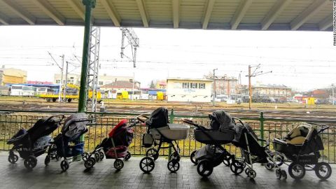 Carriolas para los refugiados y sus bebés que huyen del conflicto desde la vecina Ucrania.