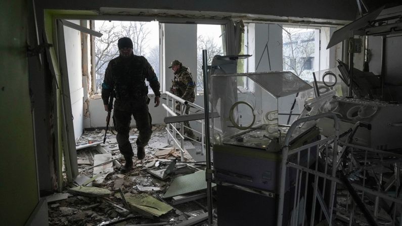 Los militares ucranianos trabajan dentro del hospital dañado. Evgeni Maloletka/AP