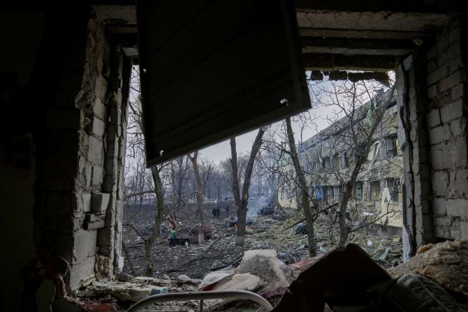 Empleados de emergencia ucranianos trabajan en el lugar del bombardeo. “Gente, los niños están bajo los escombros”, dijo el presidente ruso Volodymyr Zelensky en Telegram. "¡Atroz! ¿Hasta cuándo el mundo será cómplice ignorando el terror?". Evgeni Maloletka/AP