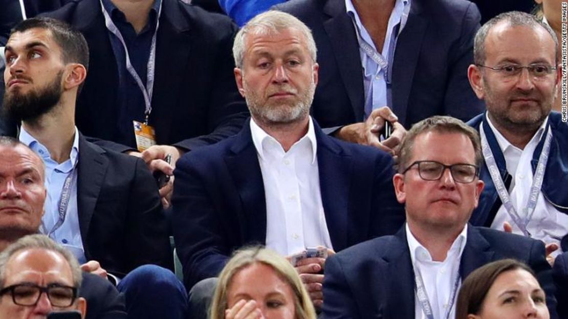 El propietario de Chelsea, Roman Abramovich, ha sido sancionado por el gobierno del Reino Unido como parte de los esfuerzos para "aislar" al presidente ruso, Vladimir Putin.