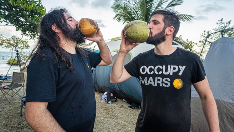 ¡Salud! — Dos inversores beben cócteles de ron y coco para celebrar su llegada a Islandia.