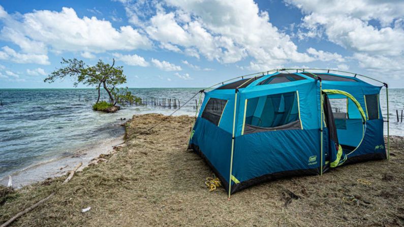 Camping en la isla — Actualmente, el alojamiento en la isla solo está bajo carpas, pero los inversores están discutiendo algo más permanente para albergar a los visitantes potenciales.