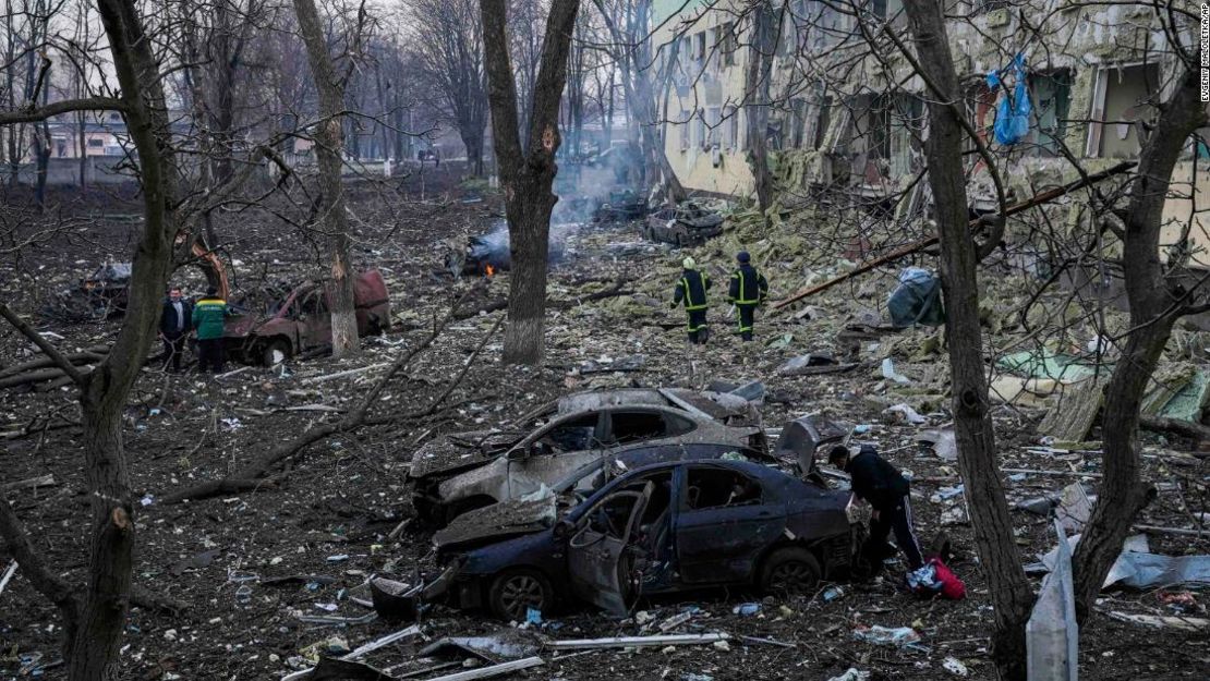 Empleados de emergencias ucranianos trabajan en el hospital dañado por los bombardeos en Mariupol.