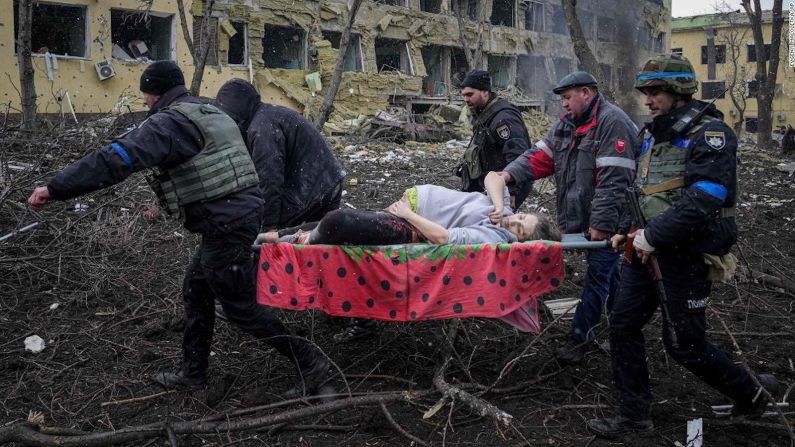 Las fuerzas rusas bombardearon un hospital maternoinfantil el 9 de marzo en Mariupol, Ucrania