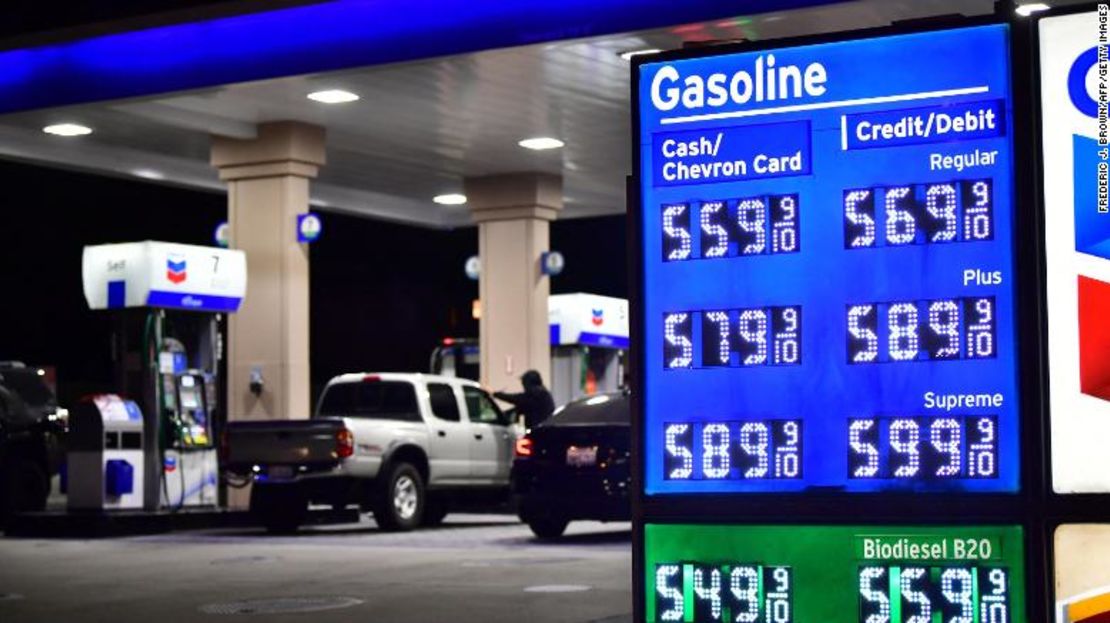 Los precios de la gasolina y el diésel, a más de US$ 5 por galón, se muestran en una estación de servicio en Monterey Park, California, el viernes 4 de marzo de 2022.