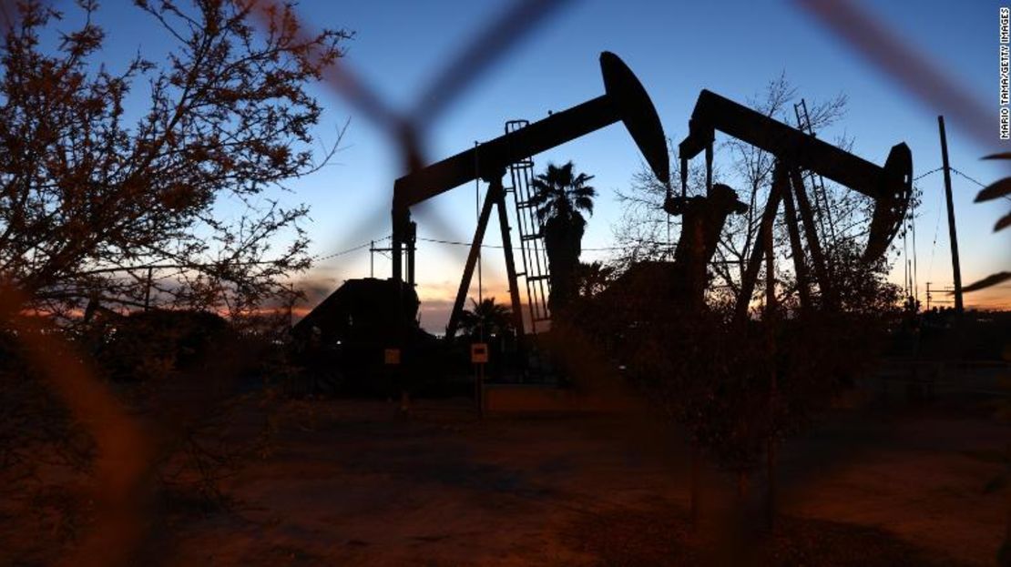 Extracción en el campo petrolífero de Inglewood en Los Ángeles, California. El petróleo que produce EE. UU. no es del mismo tipo que se prepara para refinar.