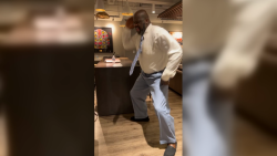 CNNE 1166996 - shaq demuestra que cualquier sonido es bailable