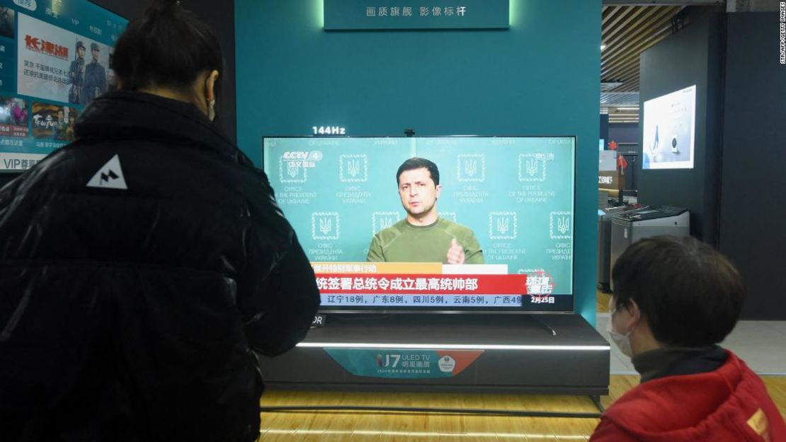 Residentes observan una pantalla de televisión que muestra noticias sobre Ucrania en un centro comercial de Hangzhou, en la provincia oriental china de Zhejiang, el 25 de febrero de 2022.