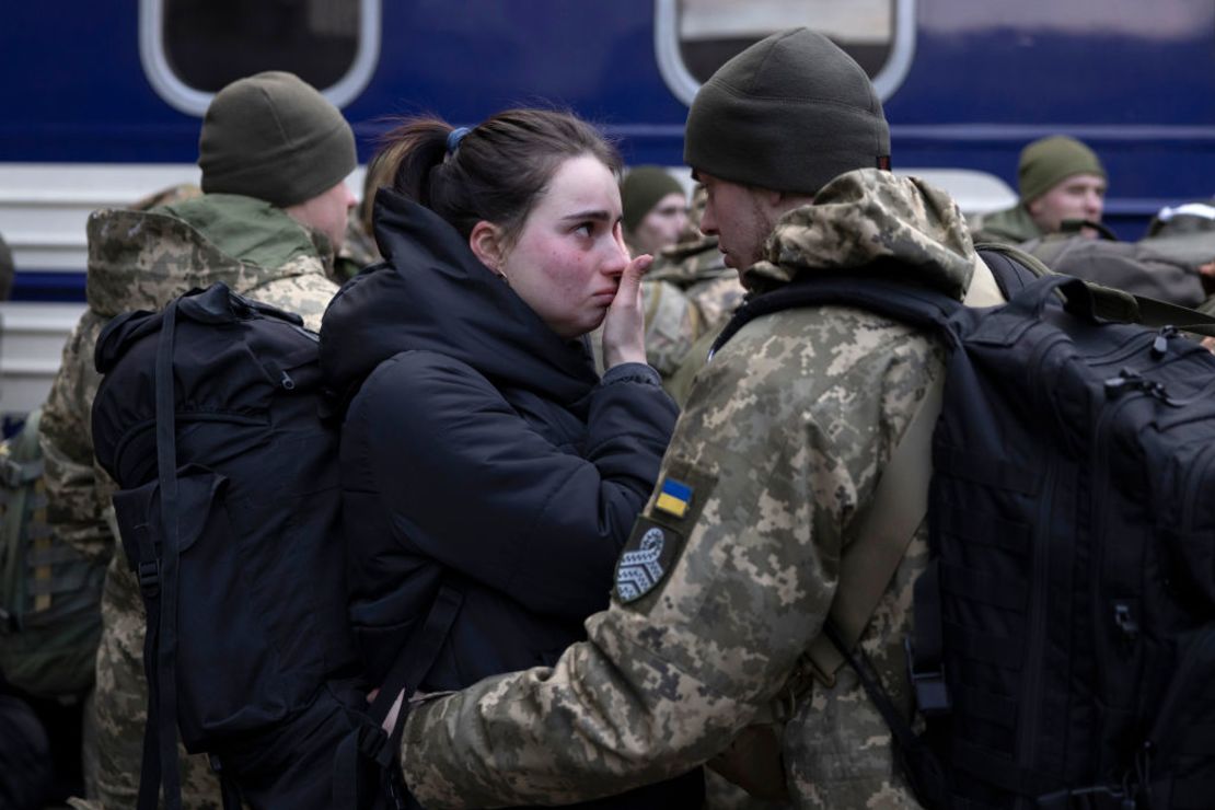 Soldados se despiden de sus seres queridos antes de subir a un tren hacia Dnipro desde la terminal principal de trenes el 09 de marzo de 2022 en Lviv, Ucrania.