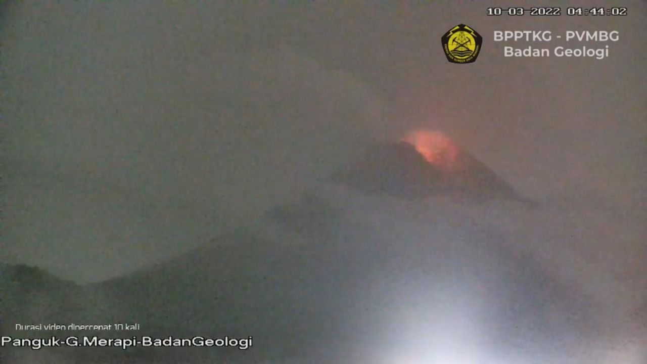 CNNE 1167136 - asi expulsa lava y cenizas el volcan monte merapi