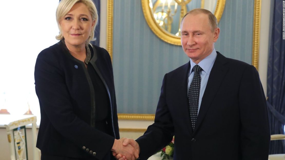 El presidente ruso Vladimir Putin se reúne con Marine Le Pen en el Kremlin de Moscú el 24 de marzo de 2017.