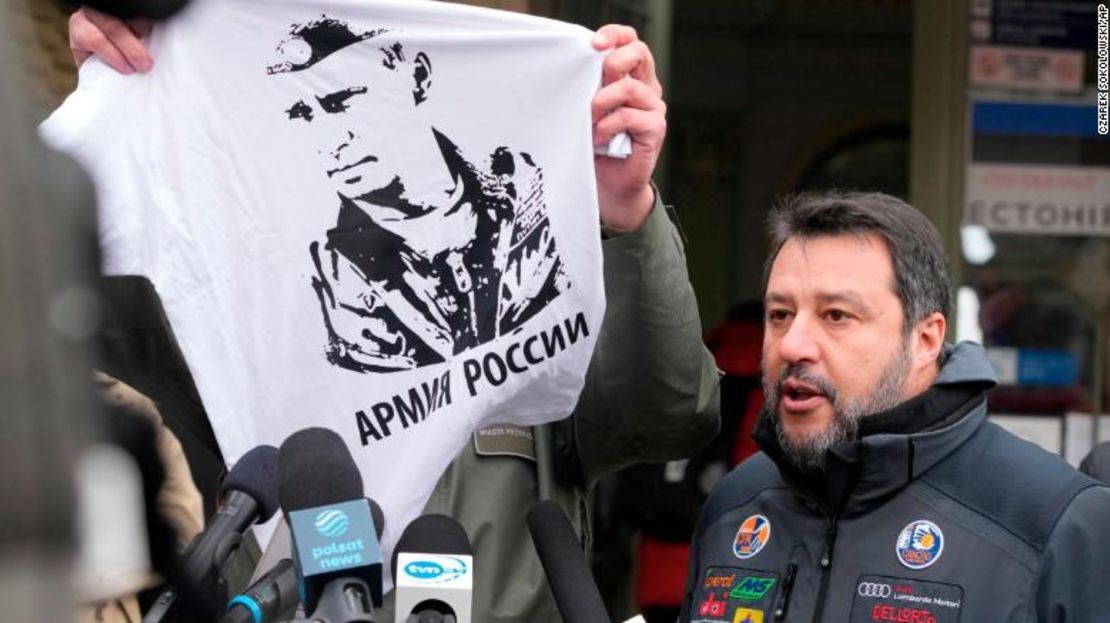 El alcalde de Przemysl sostiene una camiseta con la imagen de Vladimir Putin mientras Matteo Salvini habla con los periodistas el 8 de marzo de 2022.