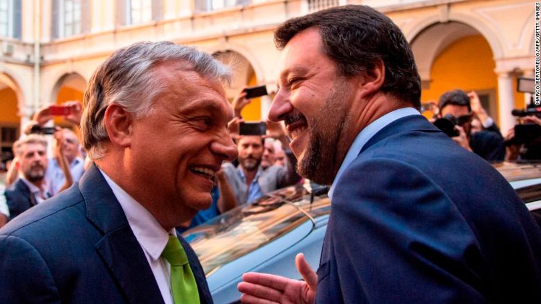 El ministro del Interior de Italia, Matteo Salvini (derecha), abraza al primer ministro de Hungría, Viktor Orban, antes de una reunión en Milán el 28 de agosto de 2018.