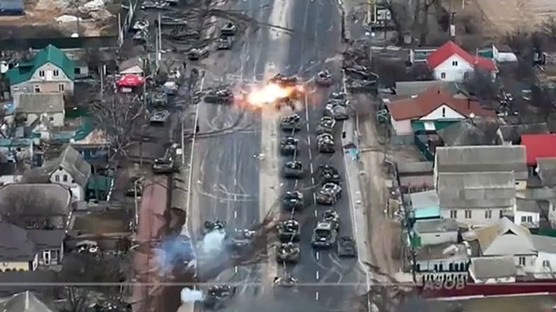 El video de un dron muestra un ataque contra tanques rusos.