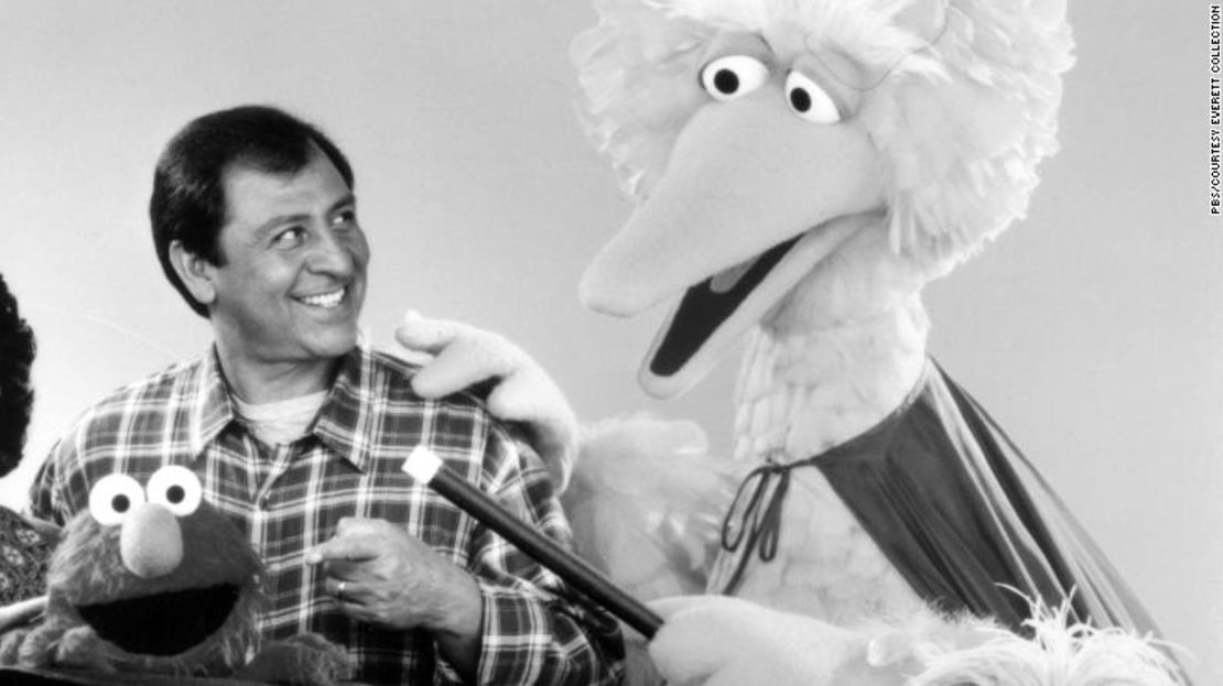 Emilio Delgado con Big Bird en "Plaza Sésamo". (PBS/ Cortesía: Colección Everett).