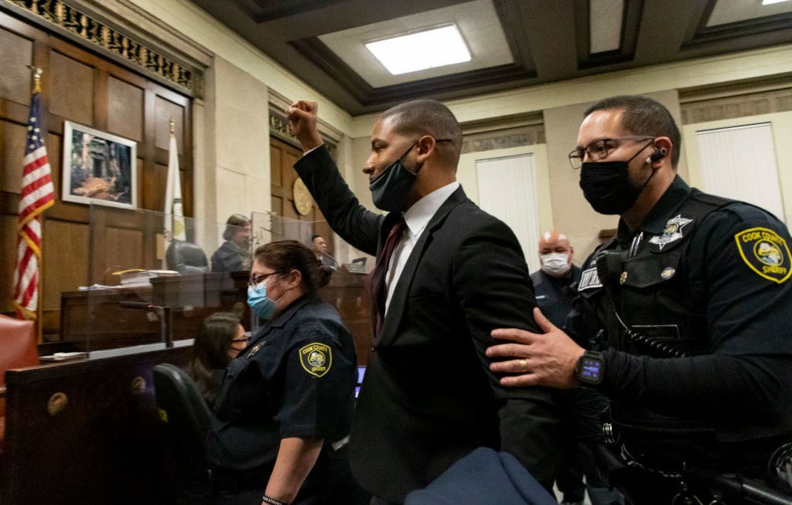 El actor Jussie Smollett es sacado de la sala de la corte después de ser sentenciado en el edificio de la Corte Penal de Leighton el 10 de marzo de 2022 en Chicago, Illinois.