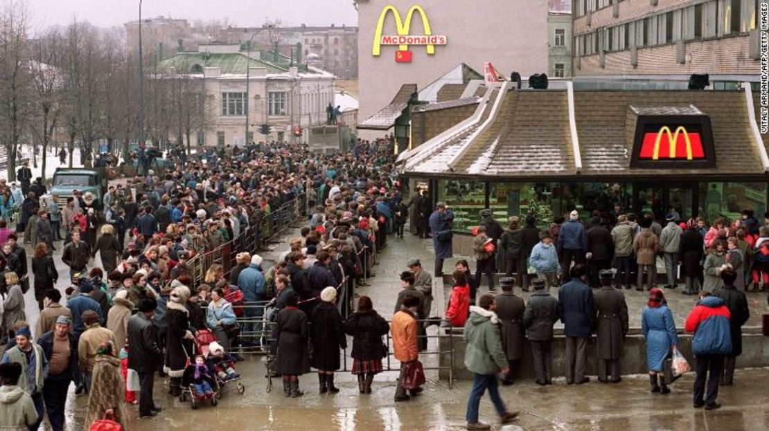 Los clientes soviéticos hacen cola fuera del primer McDonald's recién inaugurado en la Unión Soviética el 31 de enero de 1990 en la Plaza Pushkin de Moscú.