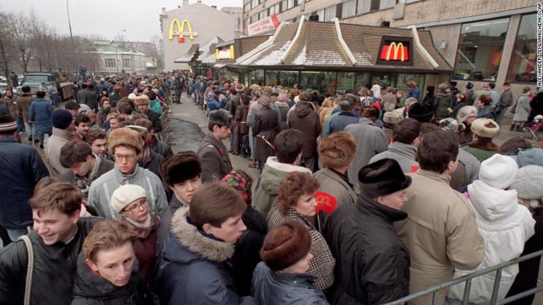 Cientos de personas hacen fila alrededor del primer restaurante McDonald's en la Unión Soviética en la Plaza Pushkin de Moscú, el día de su inauguración.