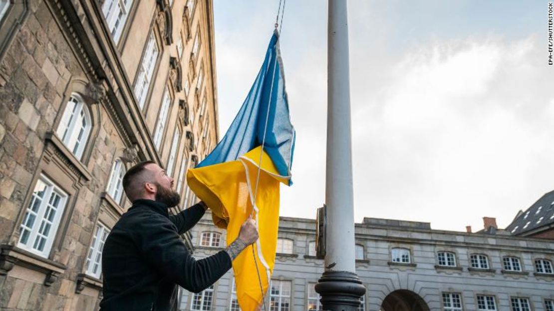 La bandera ucraniana se iza frente al Parlamento danés en Copenhague, Dinamarca, el 3 de marzo.