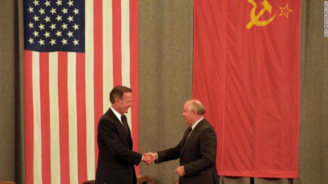 El presidente estadounidense George H. W. Bush y el presidente soviético Mijail Gorbachov se dan la mano en julio de 1991.