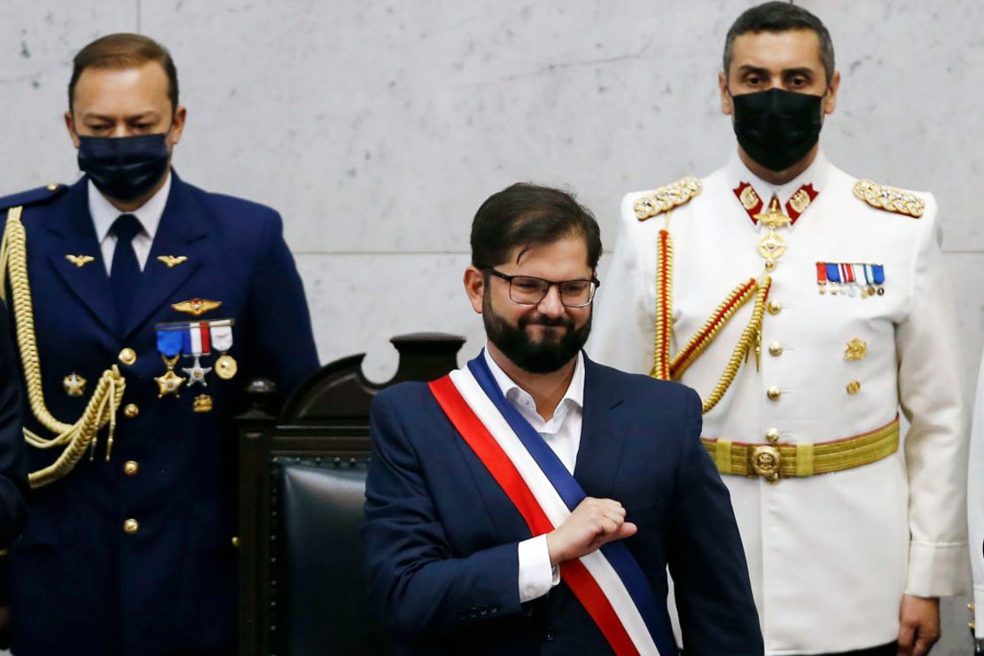 El nuevo presidente de Chile Gabriel Boric gesticula durante la ceremonia de investidura presidencial en el Congreso el 11 de marzo de 2022 en Valparaíso, Chile.