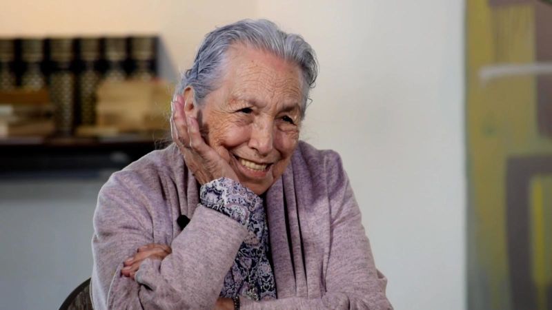 Ni la pandemia ni el covid-19 detuvieron a esta mujer de 93 años de terminar la universidad | cnn