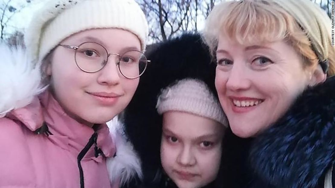 Olena Tsarenko (R), con sus dos hijas Veronika (C) y Mary (L).