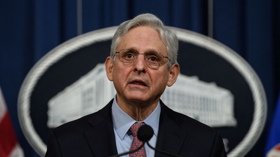 El fiscal general Merrick Garland habla con la prensa en el Departamento de Justicia en Washington, DC, el 22 de febrero de 2022.