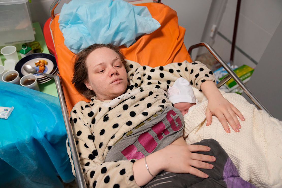 Mariana Vishegirskaya yace en una cama de hospital después de dar a luz a su hija Veronika, en Mariupol, Ucrania, el viernes 11 de marzo de 2022. Vishegirskaya sobrevivió al ataque aéreo ruso en un hospital infantil y de maternidad en Mariupol el miércoles pasado.