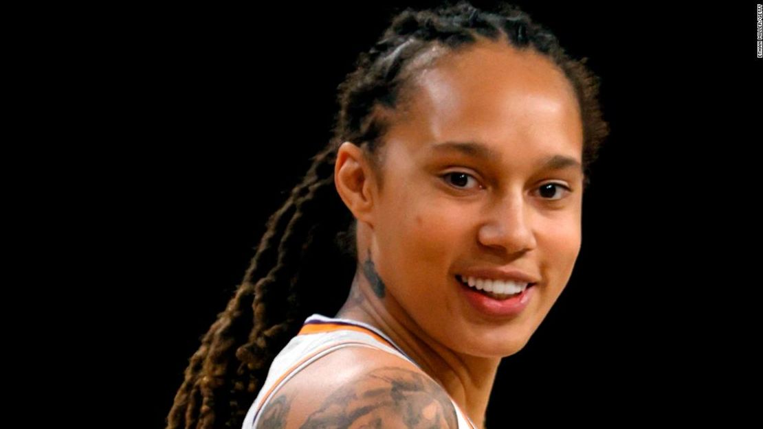 Griner, dos veces medallista de oro en baloncesto olímpico y estrella de la WNBA, juega para el club ruso UMMC Ekaterinburg durante la temporada baja de la WNBA.