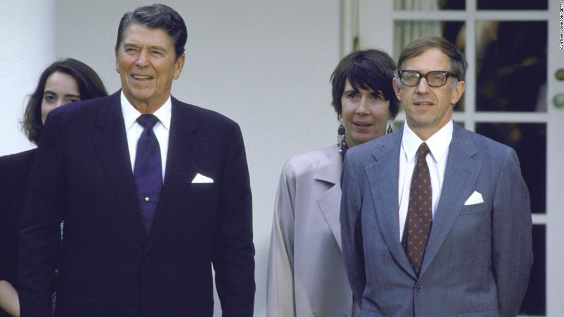 El reportero estadounidense Nicholas Daniloff junto al presidente Ronald Reagan después de su liberación.